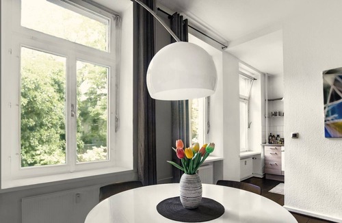 Neukoelln Apartment | Comfy, quiet, bright, next to the metro and steps from Tempelhofer Park
