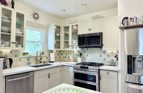 Woodland Heights House | Comfy & Quiet Bungalow -Pet Friendly! 30+ Nt min. Summer 2026 Special!