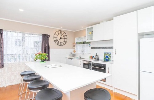 Raglan House | Comfy Raglan Base — Walk to Beach & Village - Roberts St - Family home (Upstairs)