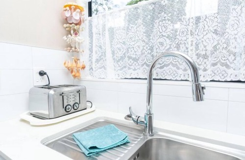 Raglan House | Comfy Raglan Base — Walk to Beach & Village - Roberts St - Family home (Upstairs)