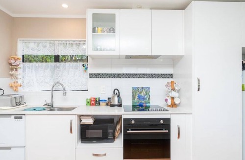 Raglan House | Comfy Raglan Base — Walk to Beach & Village - Roberts St - Family home (Upstairs)