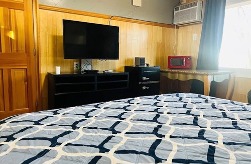 Random Lake Hotel | Comfy Room Close to Downtown Random Lake – Great Stop for Road Trips