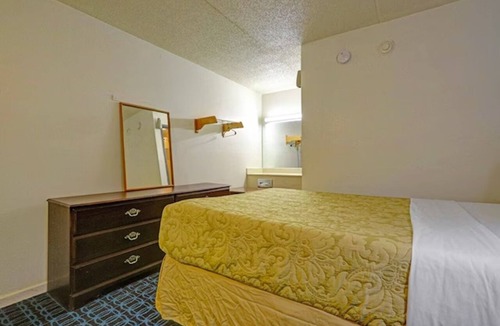 Brookville Hotel | Comfy Room Near Northmont Shopping & Near I-70 | Quick Access to Dayton Airport