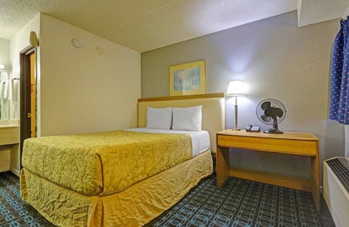 Brookville Hotel | Comfy Room near Brookville Lake | Near I-70 | Pet-Friendly Accommodation