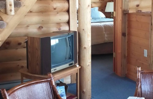 Dillon Cabin | Comfy, Rustic Log Cabin - Montana Experience, peace and quiet, fishing near by.