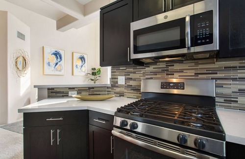 Atwater Village Apartment | Comfy SANCTUARY- LAX Airport/SOFI Stadium/3 HOT TUBS/2 POOLS