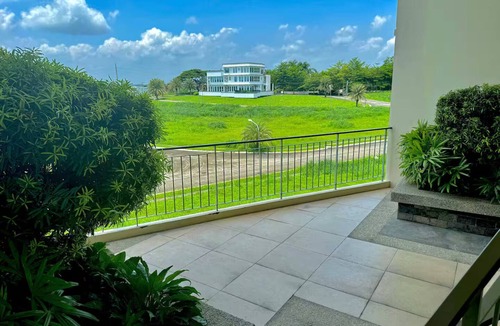 Silang Condo | Comfy Sanctuary + Memory Foam w/400mbps WiFi, Netflix, Disney+, & Prime Videos