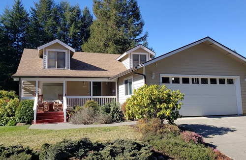 Brookings House | Comfy Spacious Home, Minutes to Beaches, King Bed, Sleeps 9, WiFi, Dog friendly