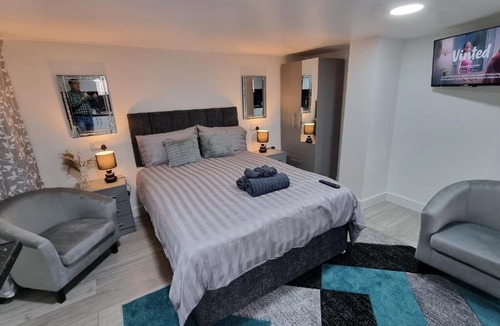 Harehills Apartment | Comfy Studio apartment with Wi-Fi and Smart TV