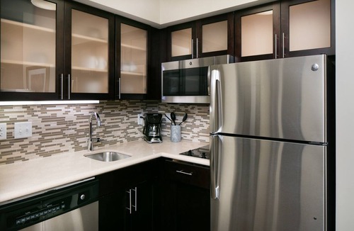 Downtown Des Moines Apartment | Comfy Studio Suite | Free Breakfast, Free Wi-Fi, Indoor Pool, Hot Tub
