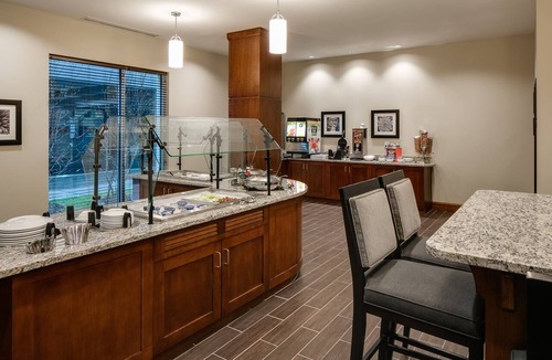 Downtown Des Moines Apartment | Comfy Studio Suite | Indoor Pool, Hot Tub