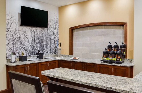 Downtown Des Moines Apartment | Comfy Studio Suite | Indoor Pool, Hot Tub
