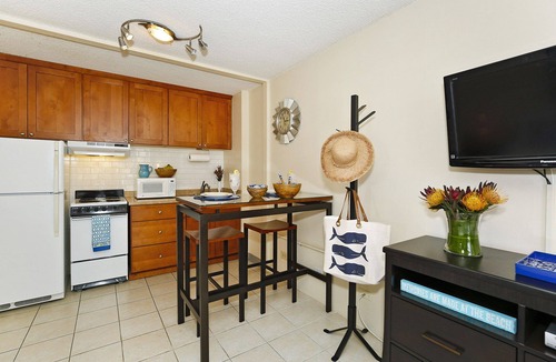 Waikiki Condo | Comfy Studio with AC, FREE Parking & Wi-Fi, Pool & BBQ Area! Close to Beach!