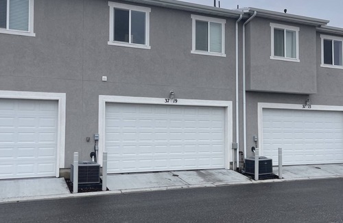 West Haven House | Comfy Townhome/2 Car Garage/Balcony/Grill