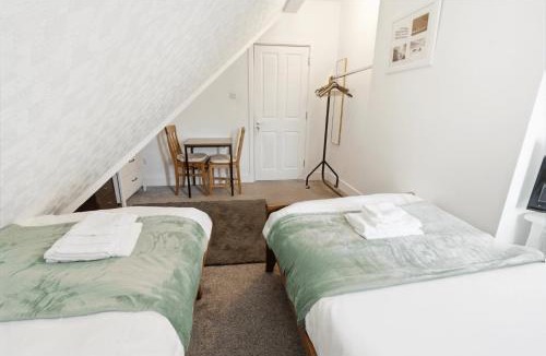 Runnymede House | Comfy Twin Room