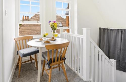 Runnymede House | Comfy Twin Room