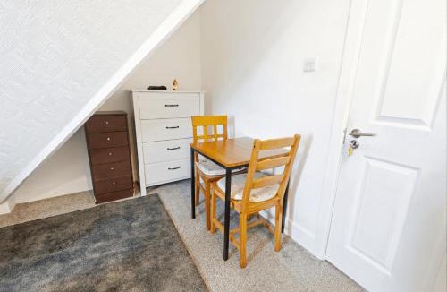 Runnymede House | Comfy Twin Room