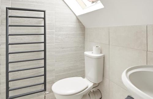 Runnymede House | Comfy Twin Room