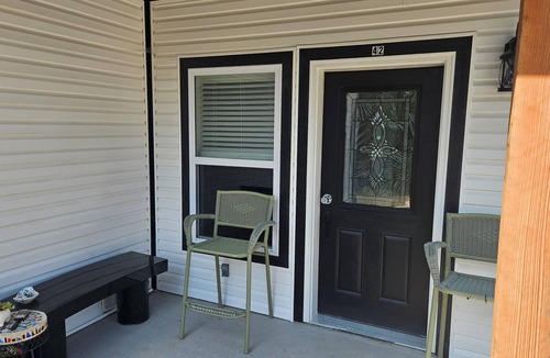 Linn Creek Apartment | Comfy unit centrally located and convienent to nightlife.