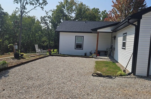 Linn Creek Apartment | Comfy unit centrally located and convienent to nightlife.