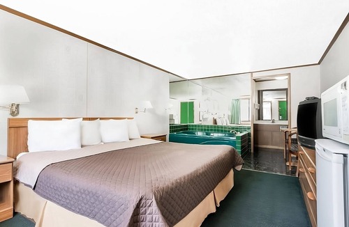Summit Hotel | Comfy Unit, Table Tennis, Pool, Free Parking, Free WiFi, Pets Allowed