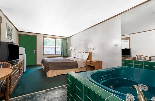 Summit Hotel | Comfy Unit, Table Tennis, Pool, Free Parking, Free WiFi, Pets Allowed