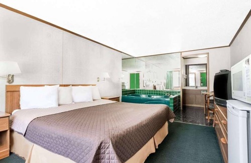 Summit Hotel | Comfy Unit, Table Tennis, Pool, Free Parking, Free WiFi, Pets Allowed