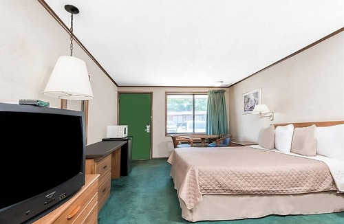 Summit Hotel | Comfy Unit, Table Tennis, Pool, Free Parking, Free WiFi, Pets Allowed