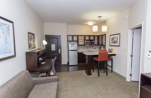 Bowling Green Apartment | Comm Accessible 1BR King Suite | Pool + Breakfast