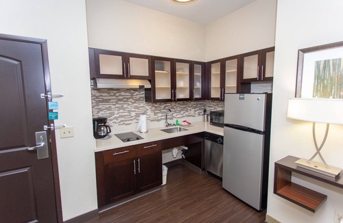 Bowling Green Apartment | Comm Accessible 1BR King Suite | Pool + Breakfast
