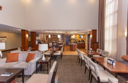 Bowling Green Apartment | Comm Accessible 1BR King Suite | Pool + Breakfast