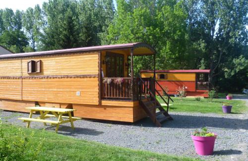 Saint-Nectaire Resort | Comme Sur Des Roulottes