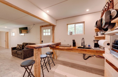 Hillsgrove Cottage | Community Perks: Elk Creek Escape - Deluxe Cabin C