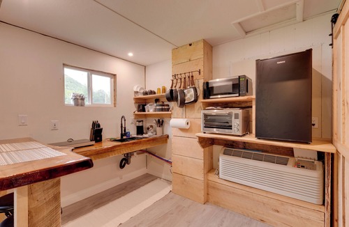 Hillsgrove Cottage | Community Perks: Elk Creek Escape - Deluxe Cabin C