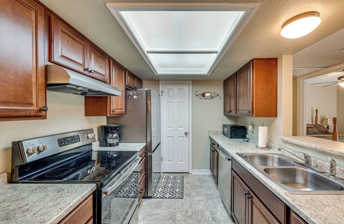 Laughlin Condo | Community Pool & Gym: Apt 5 Mi to Laughlin Casinos