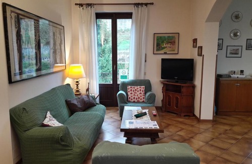 San Fermo della Battaglia Apartment | Como Country House
