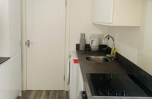 Uxbridge North Apartment | Compact Cosy Studio Apartment