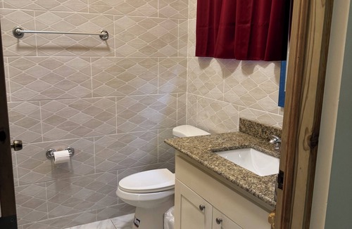 Silver Sands Apartment | Compact, luxuriously furnished studio with AC, Wifi, Smart TV, in Duncan Bay