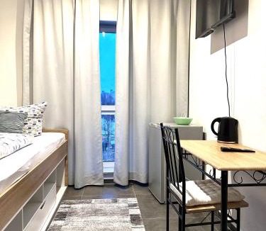 Dingolfing House | Compact single Room with Shared Bathroom ideal for travelers