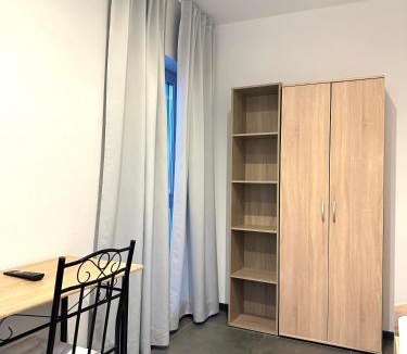 Dingolfing House | Compact single Room with Shared Bathroom ideal for travelers