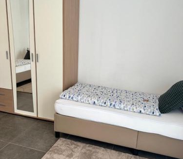 Dingolfing House | Compact single Room with Shared Bathroom ideal for travelers