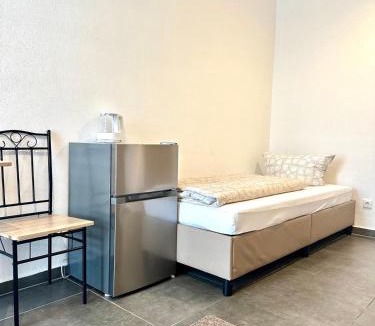 Dingolfing House | Compact single Room with Shared Bathroom ideal for travelers