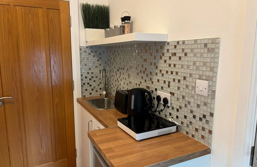 Hammersmith Broadway Apartment | compact studio in central location with excellent transport links.