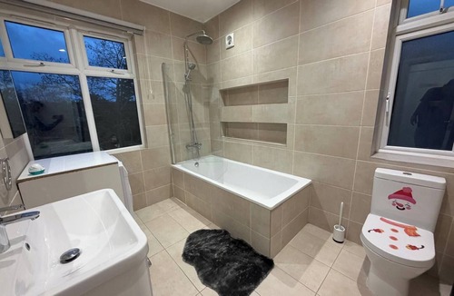 East Finchley Apartment | Compact Studio - Sleeps 2 - Parking
