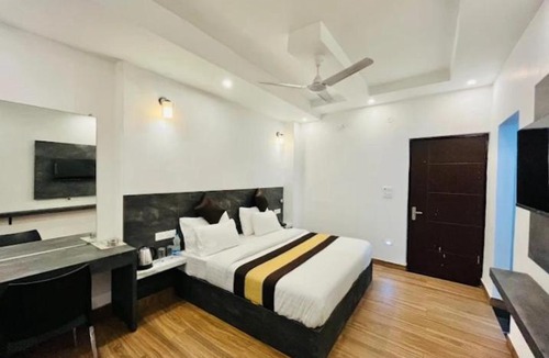 Bullawala Hotel | Compass rose
