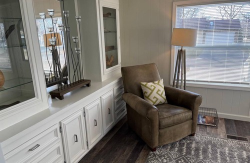 Topeka House | Complete BnB Presents Stylish Newly Renovated Whole Home TKS418