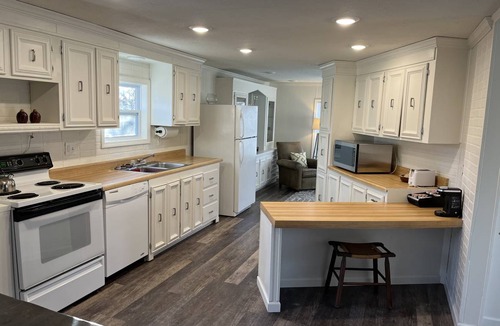 Topeka House | Complete BnB Presents Stylish Newly Renovated Whole Home TKS418