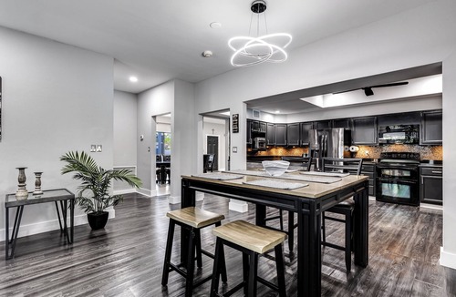 Plantation House | Complete Tropical Staycation,Heated Pool, Pool Table, 5 bedrooms, 9 beds, 4 bath