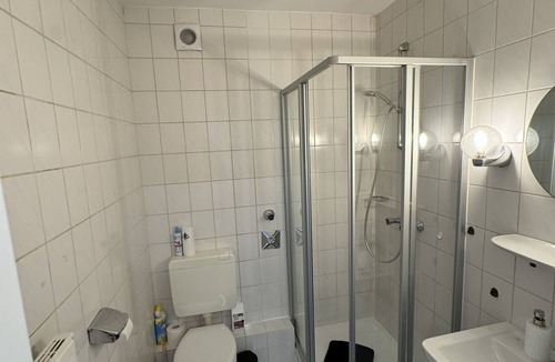 Kaiserlei Apartment | Completely Renovated 3-Room Shared Apartment | 6 People | Offenbach