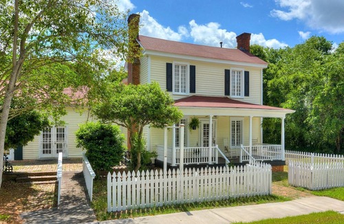 Aiken House | Completely renovated - Old World Charm @ the Little Yellow House on York